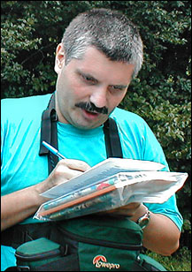 Генеральный "Лето-2002"писец при исполнении служебных обязанностей  (Фото Виктории Овденко)